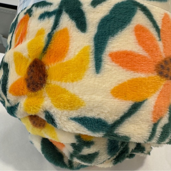 The Big One NWT Sunflower Giant Plush Blanket - Picture 3 of 4